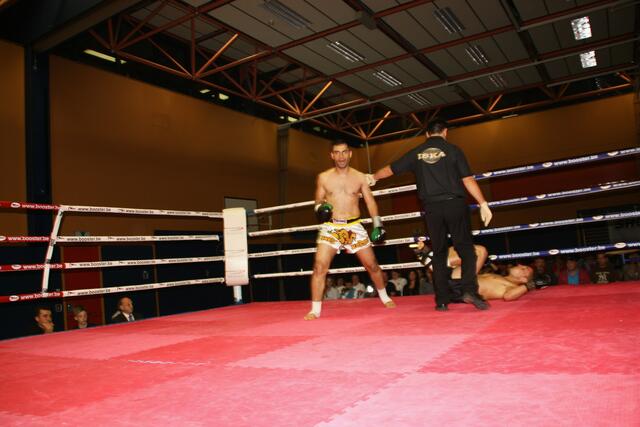 Willi Giss fällt schwer getroffen in der 2. Runde