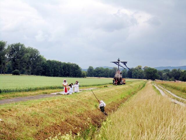 Moses teilt das Wasser, die Piraten lauern.