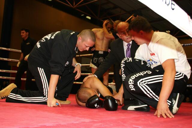 Dr. Stöckl, der Ringarzt, ist sofort zur Stelle!