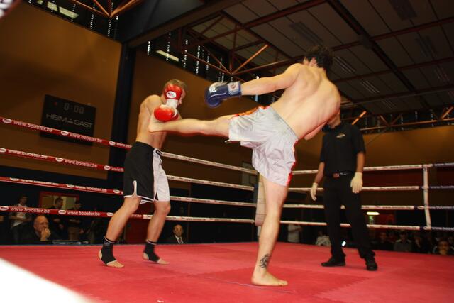 Kick in die Rippen zurück!