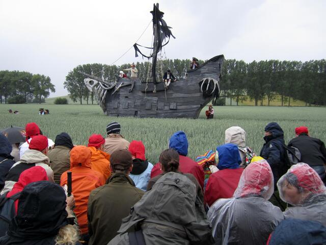 Gebannt verfolgen die wasserdichten Zuschauer das Geschehen.