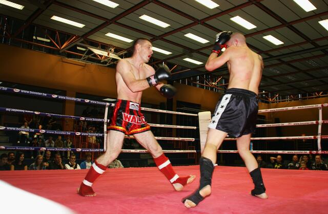 Deckung gut, kommt der Schlag unten an die Beine!