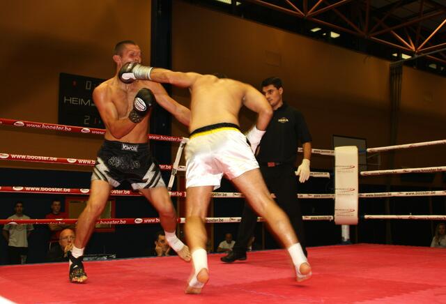 Steht auf und bekommt noch einige Treffer