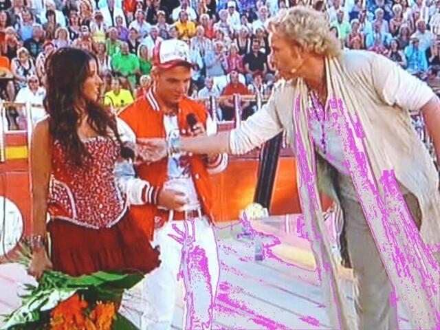 Thomas Gottschalk hat zugegeben, ein heimlicher Fan seines Promi-Gastes Dieter Bohlen (56) zu sein. TG gratuliert SE & PL. a&s-p-Bild. wh.
