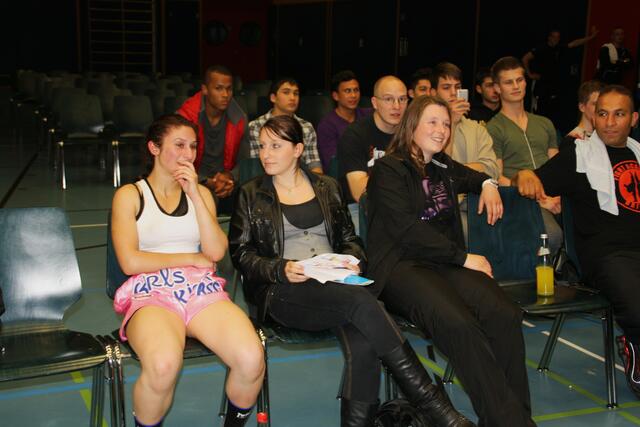 Zuschauer beobachten den Fight