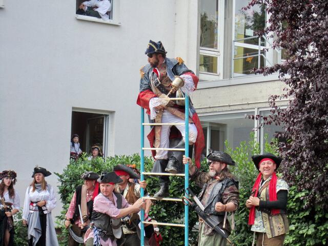 ... und schon toben die Piraten über die Spielstätte.