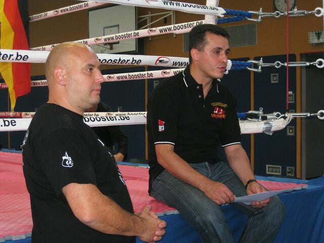 Marc Schmid und Davut Sidal bei der Besprechung mit den Kämpfern und Couches
