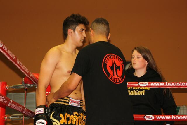 Der Kämpfer wird von Baidori und Tamara betreut.