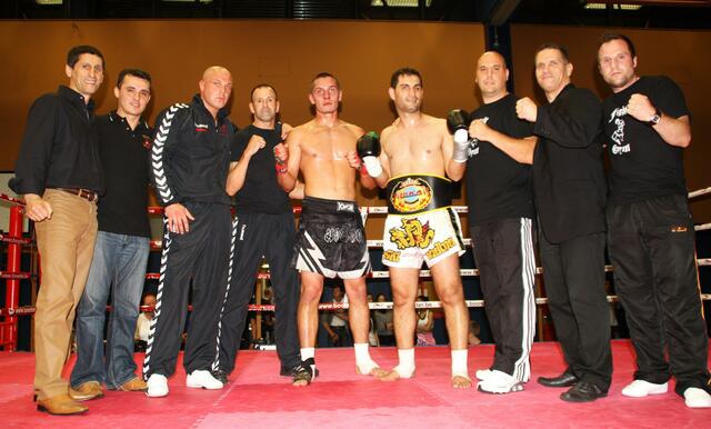 Gruppenfoto: Veranstalter, Kämpfer und die Betreuer