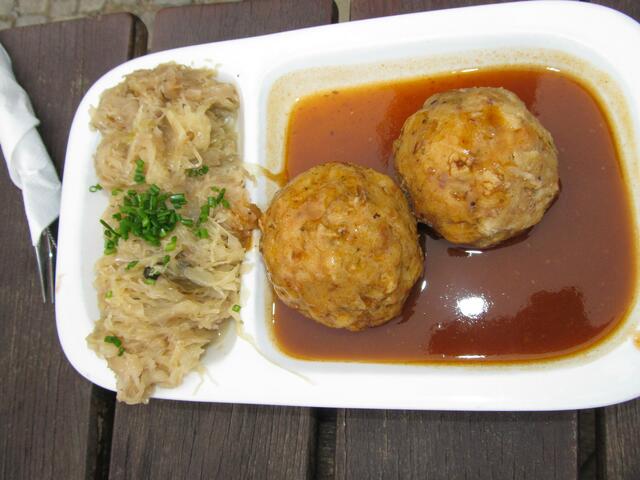 Rezept für das Kraut: Man öffne eine Dose, schmeiße den Inhalt ohne Gewürze auf einen Teller und lasse das Kraut kurz in der Mikrowelle anwärmen, so dass es noch äußerst bissfest ist