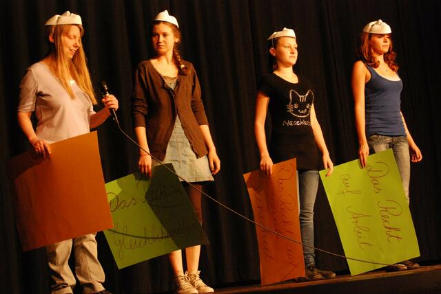 "Themba traut sich trotz AIDS" - szenische collage  03