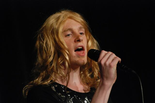 "Themba traut sich trotz AIDS" - szenische collage  09