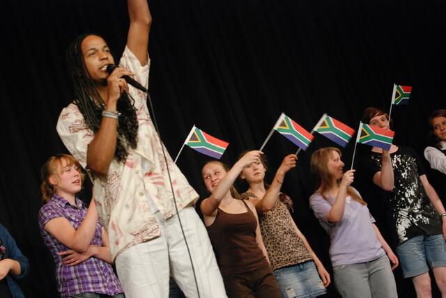 "Themba traut sich trotz AIDS" - szenische collage  16