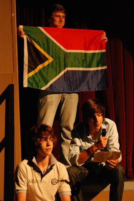 "Themba traut sich trotz AIDS" - szenische collage  05