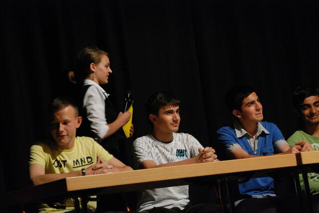 "Themba traut sich trotz AIDS" - szenische collage  14