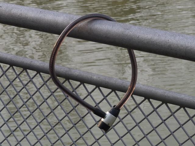 Fehlverbindung. Oder Anschluss verloren? Gesehen im Mai 2011 am Mittellandkanal unter der Noltemeyer-Brücke