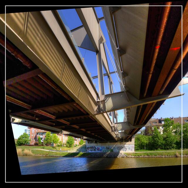 Brücken verbinden ... (Eulenkamp-Brücke aus dem Jahr 1998 über den Mittellandkanal)