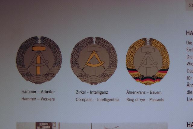 Ohne lief da nix… Hammer für Handwerker, Zirkel für Intelligenz, Ährenkranz für Bauern…
