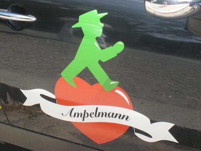 Beliebter Ampelmann der DDR, hier auf einem Auto
