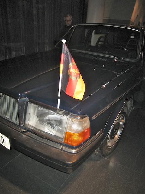 Eine Fahne fürs Auto der Bonzen gehörte dazu. Zu sehen im DDR-Museum