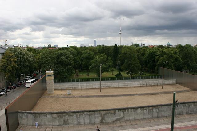 ...und auf der anderen die Vorstellung von Wachturm, feingeharktem Todesstreifen und Mauer.