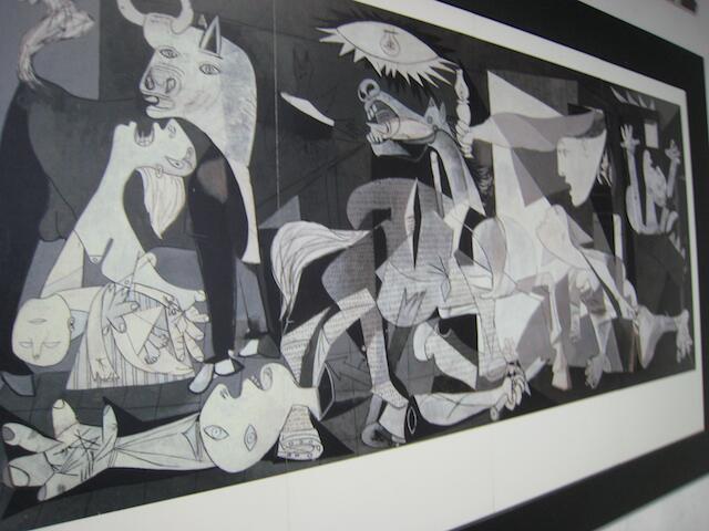 Auch Picassos Guernica darf im Mauermuseum nicht fehlen.