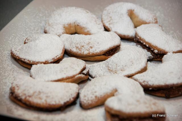 Rezept: Marokkanische Gazellenhörnchen - Das noch warme Gebäck mit Puderzucker bestäuben ...