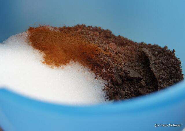 Rezept: Marokkanische Gazellenhörnchen - Für die Füllung Nussmasse, Zimt, Zucker, Rosenwasser und 1 Einweiss gründlich mischen