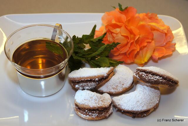 Rezept: Marokkanische Gazellenhörnchen - Mit süssem Minztee und ansprechender Garnierung noch warm servieren. Viola!
