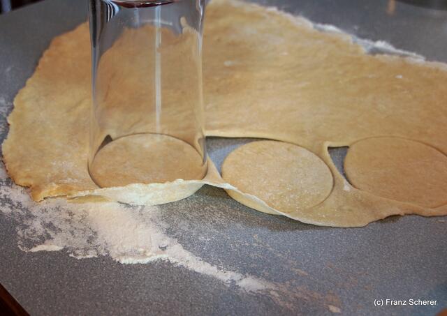 Rezept: Marokkanische Gazellenhörnchen - Aus dem Teig werden runde Taler im Durchmesser von ca. 8 cm ausgestochen