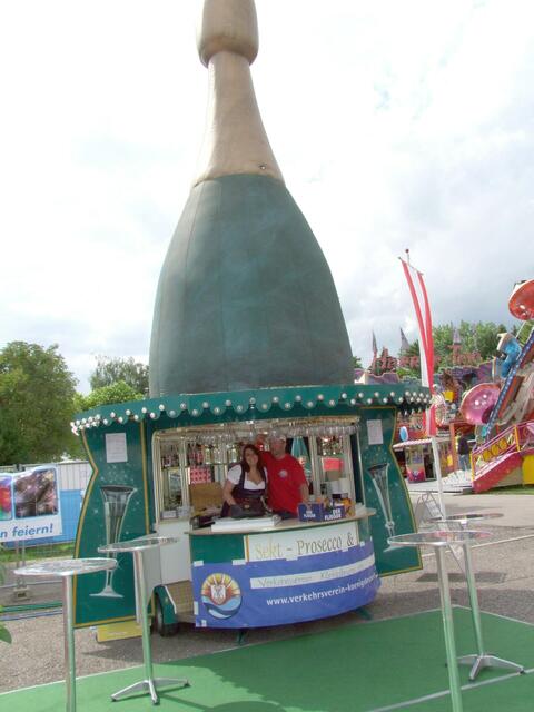 Die größte "Flasche" Königsbrunns, wer wohl drin ist?