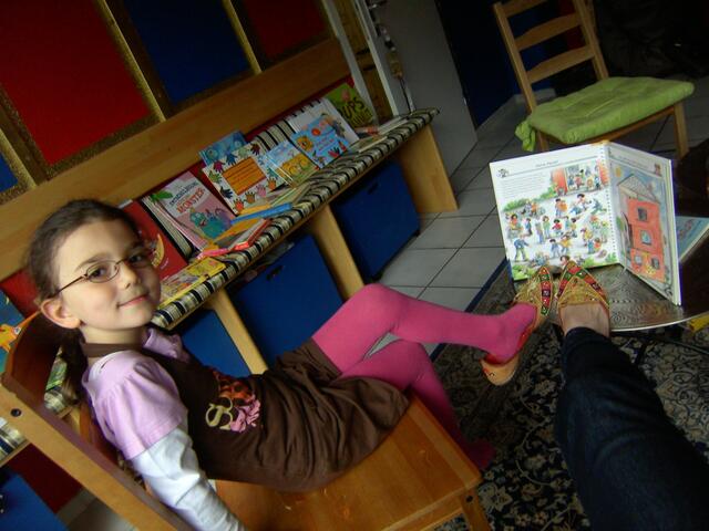 Die Lese- & Erzählschuhe der Lese- & Erzählkarawane passen an jeden Lesefuß.Hier teilen sich Lidia und Paula das Paar, das die Lese- & Erzählkarawane geschenkt bekam.