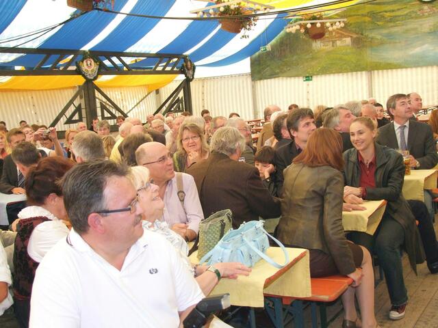 Alles wartet auf den Bieranstich ...