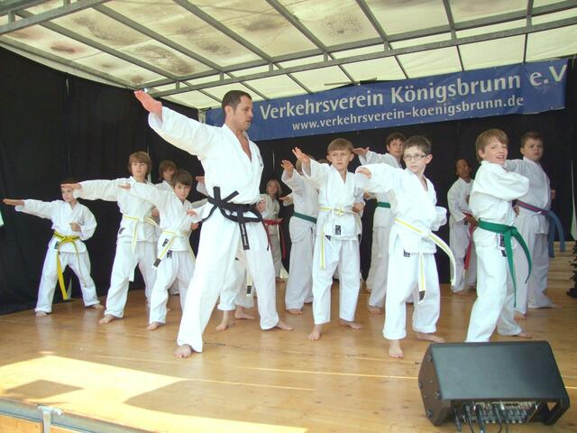 ... mit dabei ein kleiner "Bauer", vorne, zweiter von rechts mit Brille ...