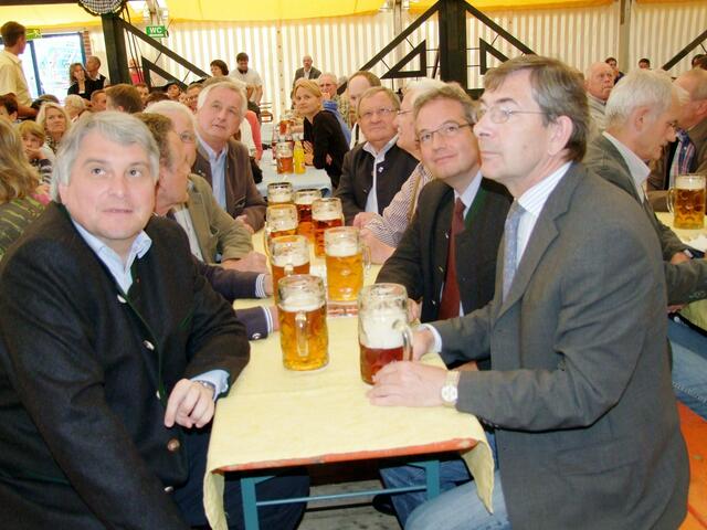 Hohe Politik ... vorne links MdL Harald Güller, rechts MdB Dr. Christian Ruck, hinten links Bezirkstagspräsident Jürgen Reichert, hinten rechts Altlandrat Dr. Karl Vogele