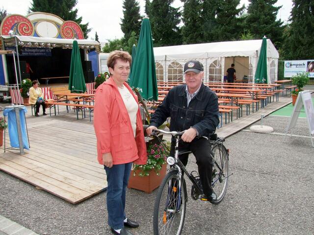 Sucht dieser "Radfahrer" das Bierzelt? Oder hat er was anders vor ...