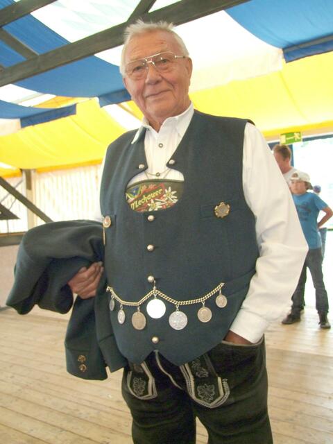 Immer noch ein fescher Bursch: Der Ehrenvorsitzende der Königsbrunner Trachtler, Bernhard Dachs, fast 90 Jahre alt!