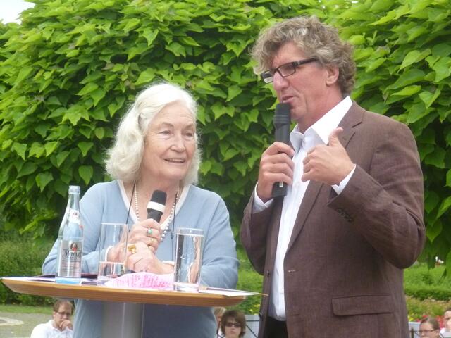 Ellen Schwiers freut sich in Gersthofen zu sein