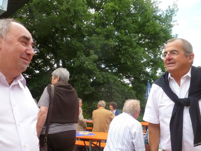 Im Gespräch: Stadtrat Klaus Greiner (links) hätte für Ex-TSV-Vize Toni Schur einen neuen "Job" ....