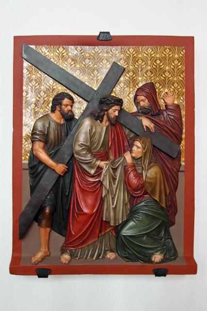Eine der ausdruckstarken Kreuzwegstationen der Kirche "Zu den Heiligen Engeln"