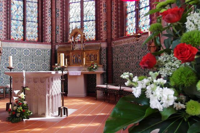 Im Altar (links) befinden sich Erinnerungsstücke ("Reliquien") der Bistumspatrone St. Bernward und St. Godehard. Sie wurden bei der Weihe 2010 in die Altarplatte eingefügt.