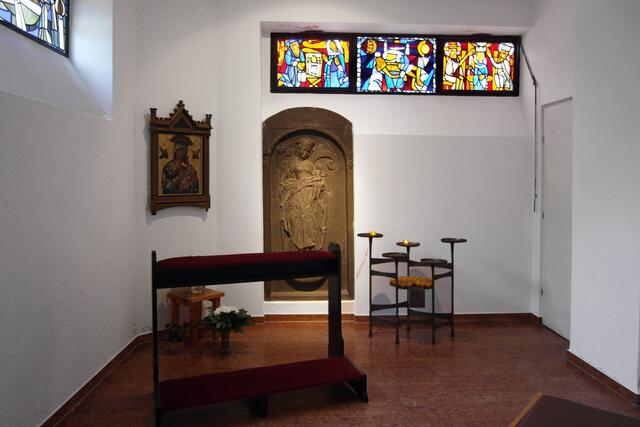 Gleich neben dem Eingang der Kirche "Zu den Heiligen Engeln" gibt es einen Andachtsraum, eine Marienkapelle.