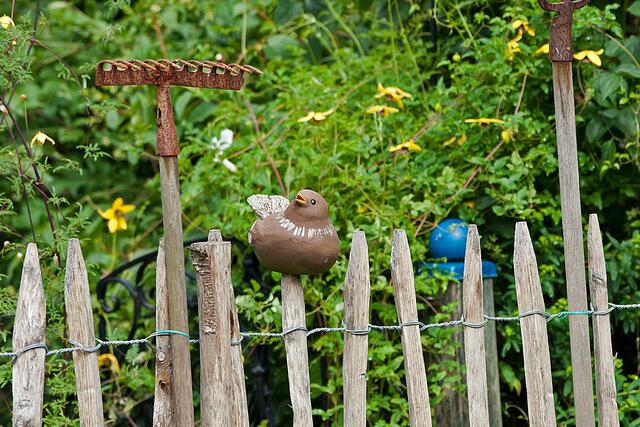 Ein schön dekorierter Staketenzaun grenzten den Nutz- vom Ziergarten ab.
