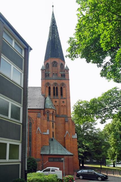 Der Turm der in neugotischem Stil errichteten Peiner Kirche "Zu den Heiligen Engeln"