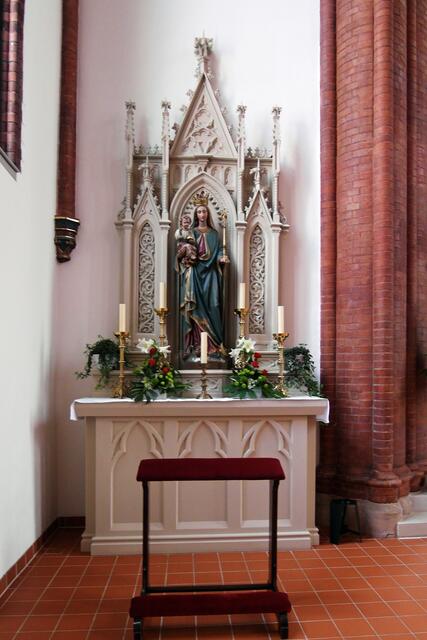An die Ausstattung der alten Pfarrkirche erinnert der Marienaltar im linken Seitenschiff.