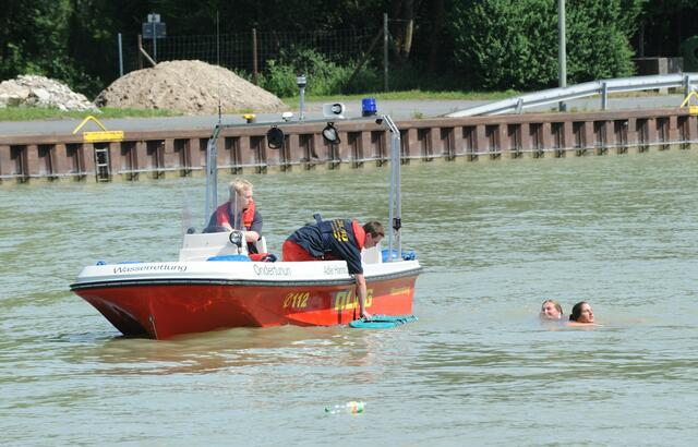 DLRG zeigte die Rettung von Personen aus dem Mittellandkanal.