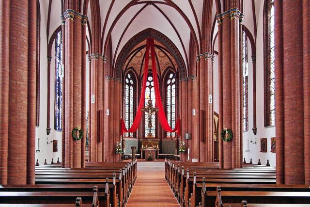 Der Kircheninnenraum wird nach den Restaurierungsabeiten 2010 durch eine stilistische Einheitlichkeit der Ausstattungselemente geprägt.