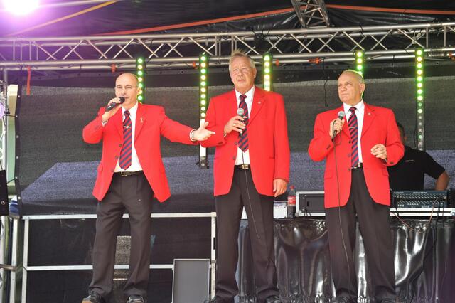 Live Musik von der hinteren Bühne.