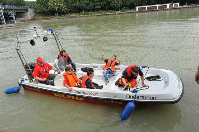 Kinder durften mit dem Boot eine Runde mit fahren.