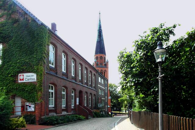 Auf dem Weg "Amthof" zur katholischen Pfarrkirche "Zu den Heiligen Engeln" (links das "Haus der Caritas")